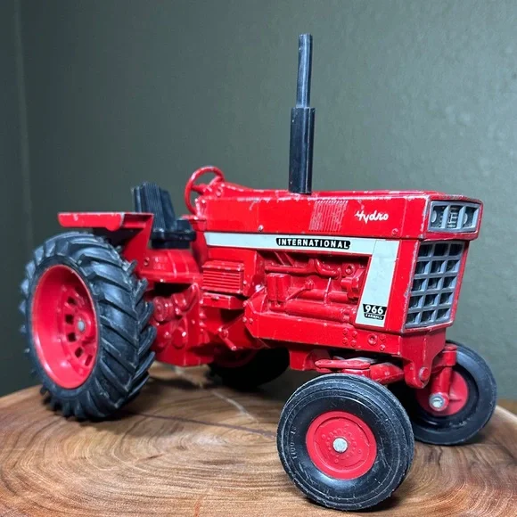ERTL Vintage Farmall International Harvester 966 - 1/16 scale - Picture 1 of 17